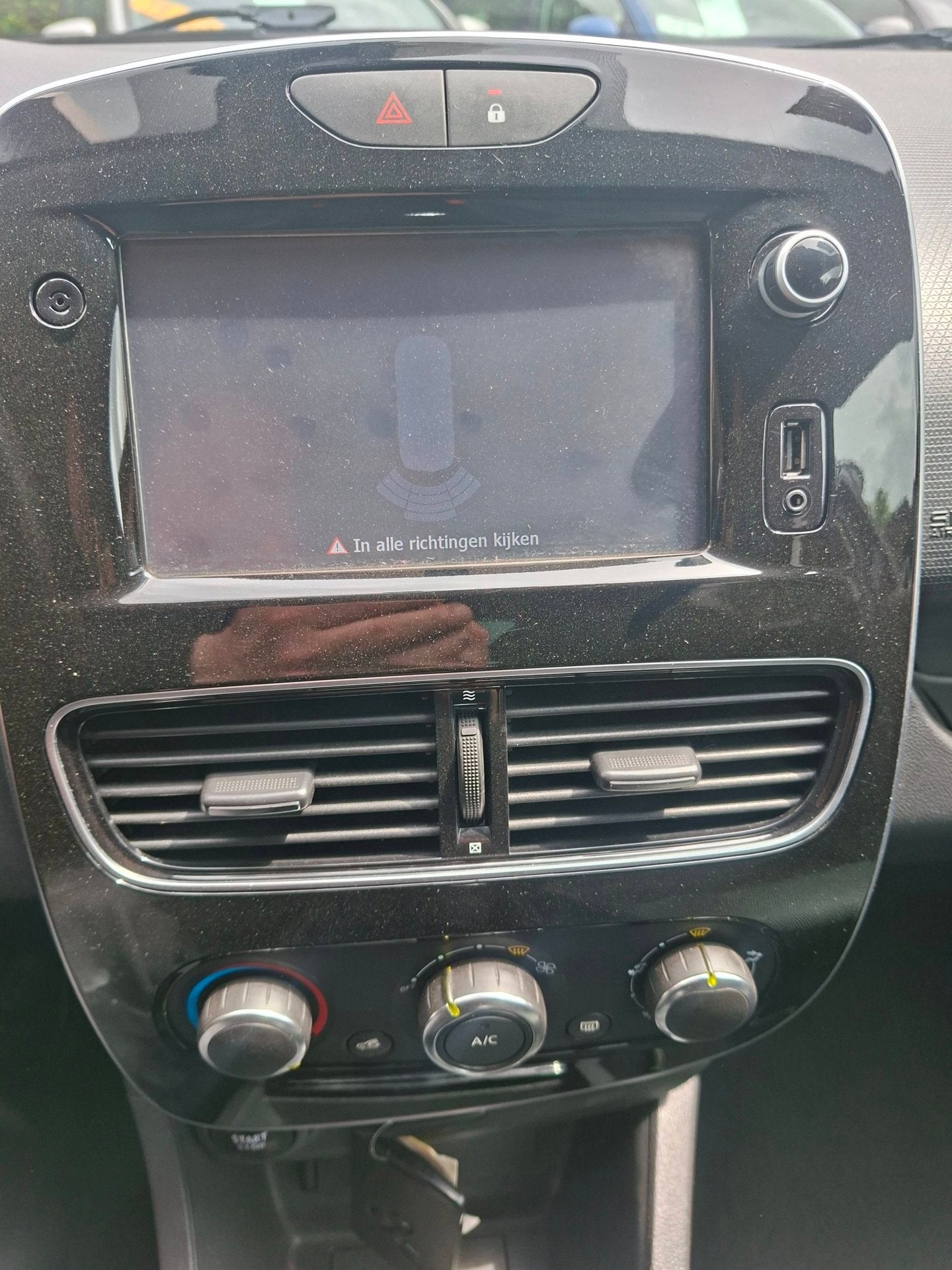 Foto 21 van Renault Clio 0.9 TCe Limited PDC Navi Airco Cruise Isofix