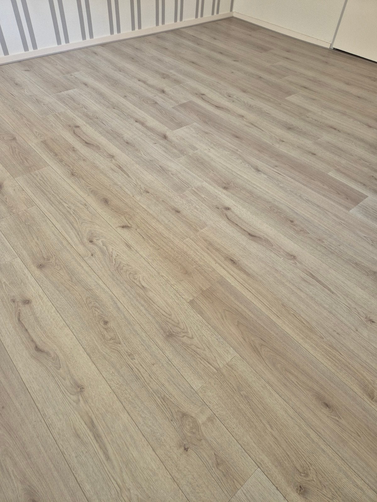 Mooie laminaatvloer, licht grijze kleur. Ongeveer 16m², Ophalen, Gebruikt, 50 tot 150 cm, 10 m² of meer