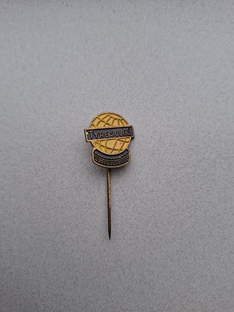 Vintage speldje pin prikker steekspeld Tyresoles, Ophalen of Verzenden