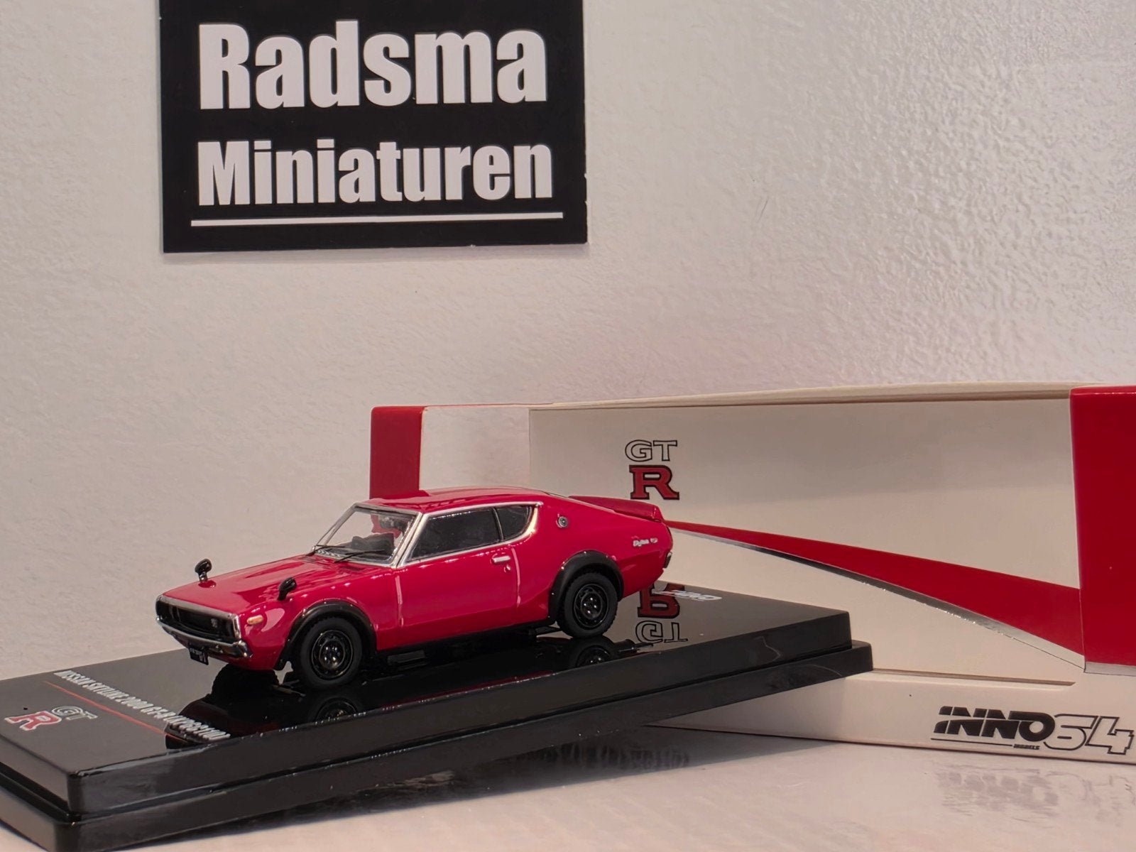 Skyline 2000 GT-R (KPGC110) - Rood 1:64 Inno64, Auto, Nieuw, Ophalen of Verzenden, Inno64