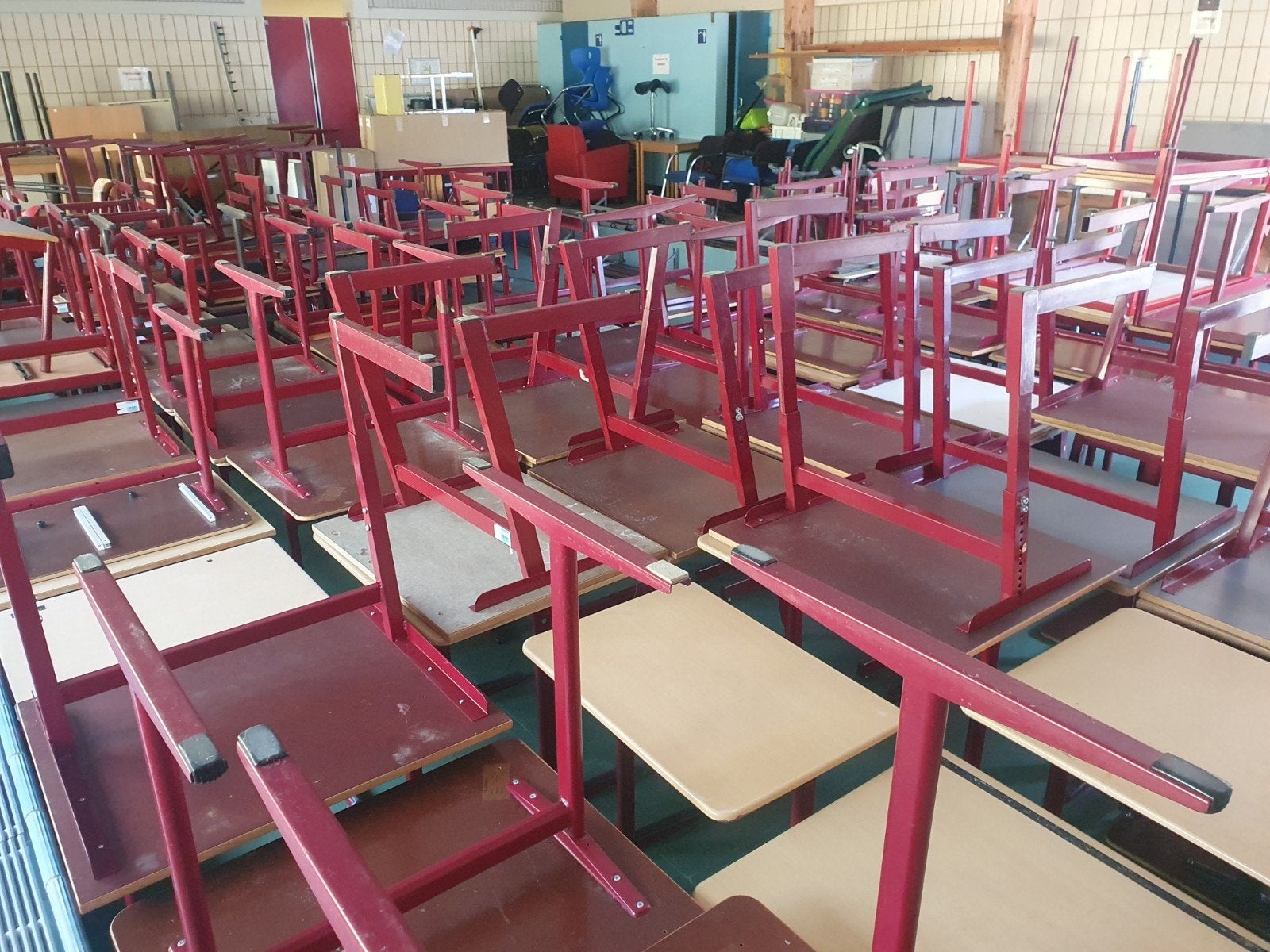 Schoolmeubilair gezocht voor onze vrienden uit Afrika, Huis en Inrichting, Ophalen