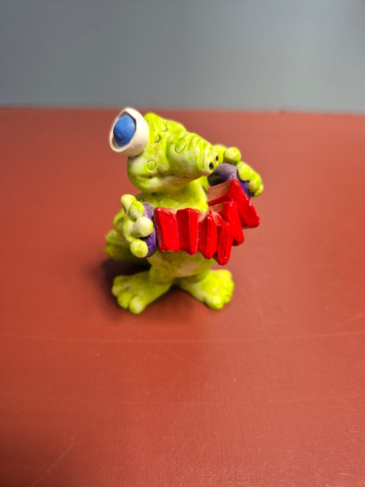 Grappig groen beeldje van een krokodil met accordeon, Verzamelen, Ophalen of Verzenden, Zo goed als nieuw, Dier