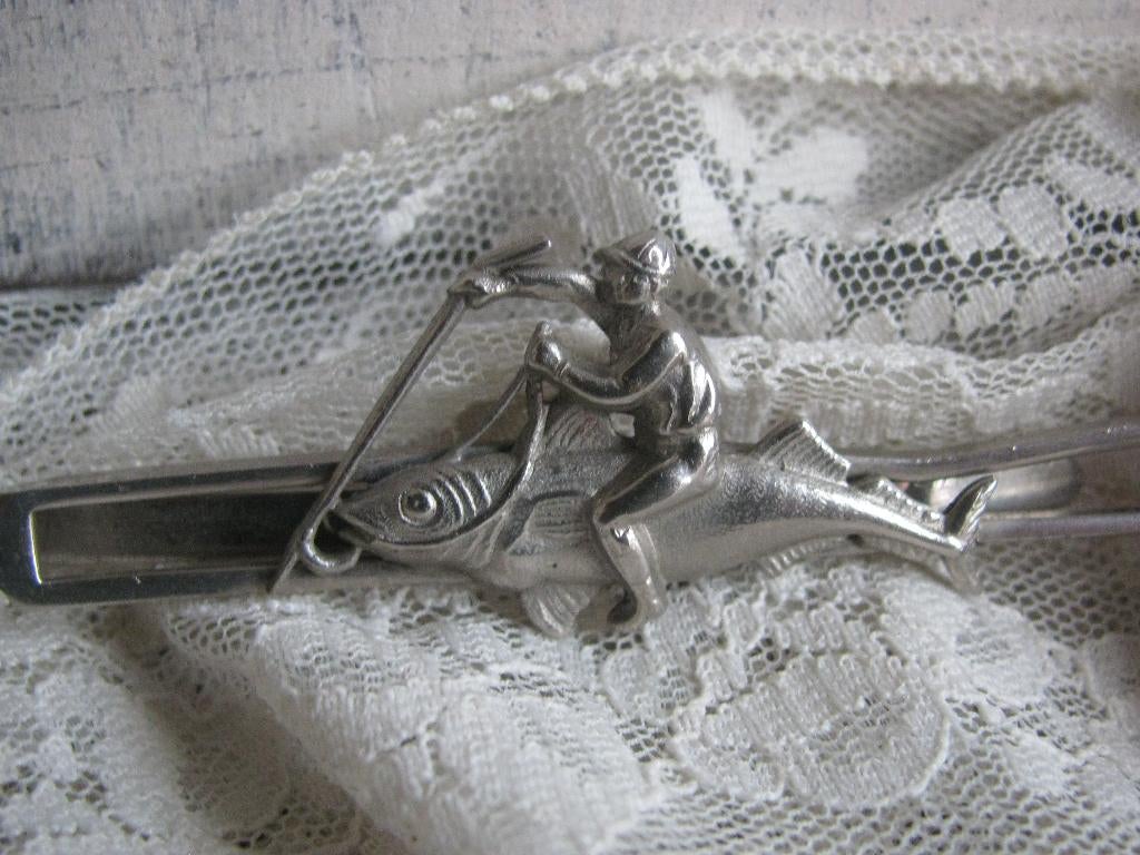 Vintage Stropdas Speld / Dasschuif - Man zit op Grote Vis, Verzenden, Gebruikt