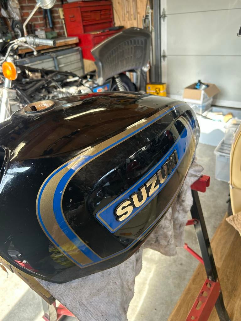 Gezocht: Suzuki GS 850 / GS1000G Tank (zwart/blauw/goud), Ophalen of Verzenden, Gebruikt