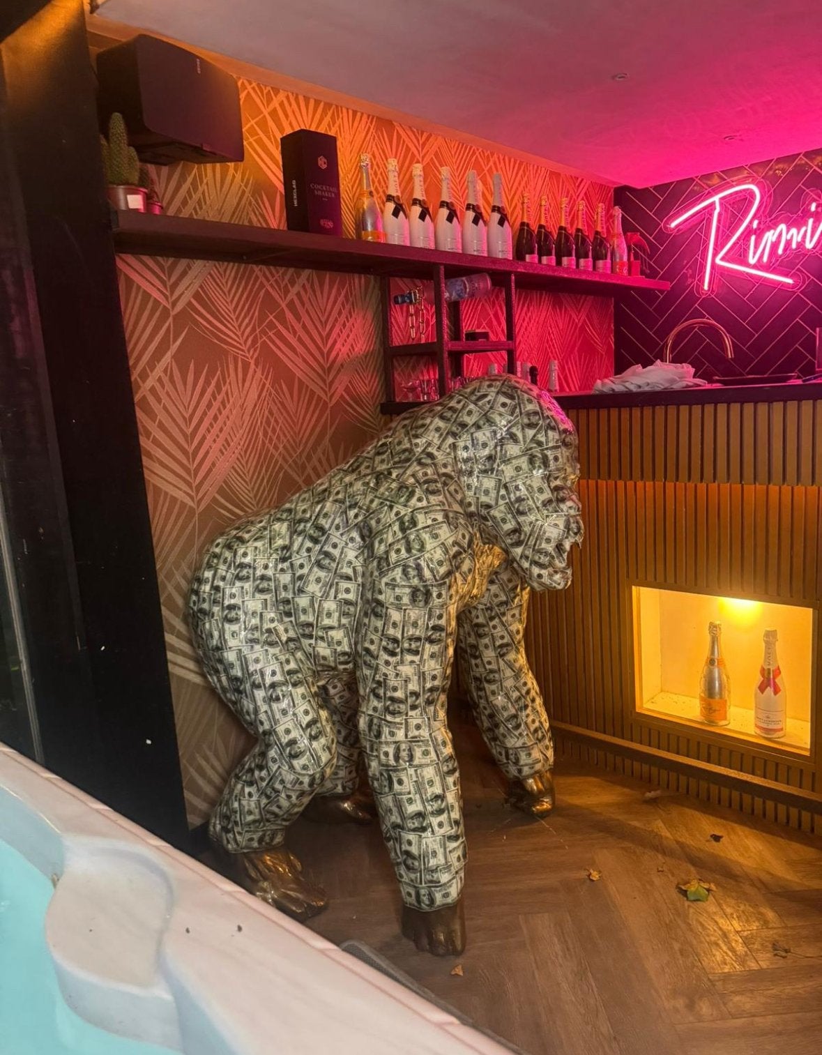 Ghost ART Gorilla beeld Sculptuur met Geldprint kunst, Antiek en Kunst, Kunststof, Ophalen of Verzenden, Zoogdier, 1 meter - 2 meter