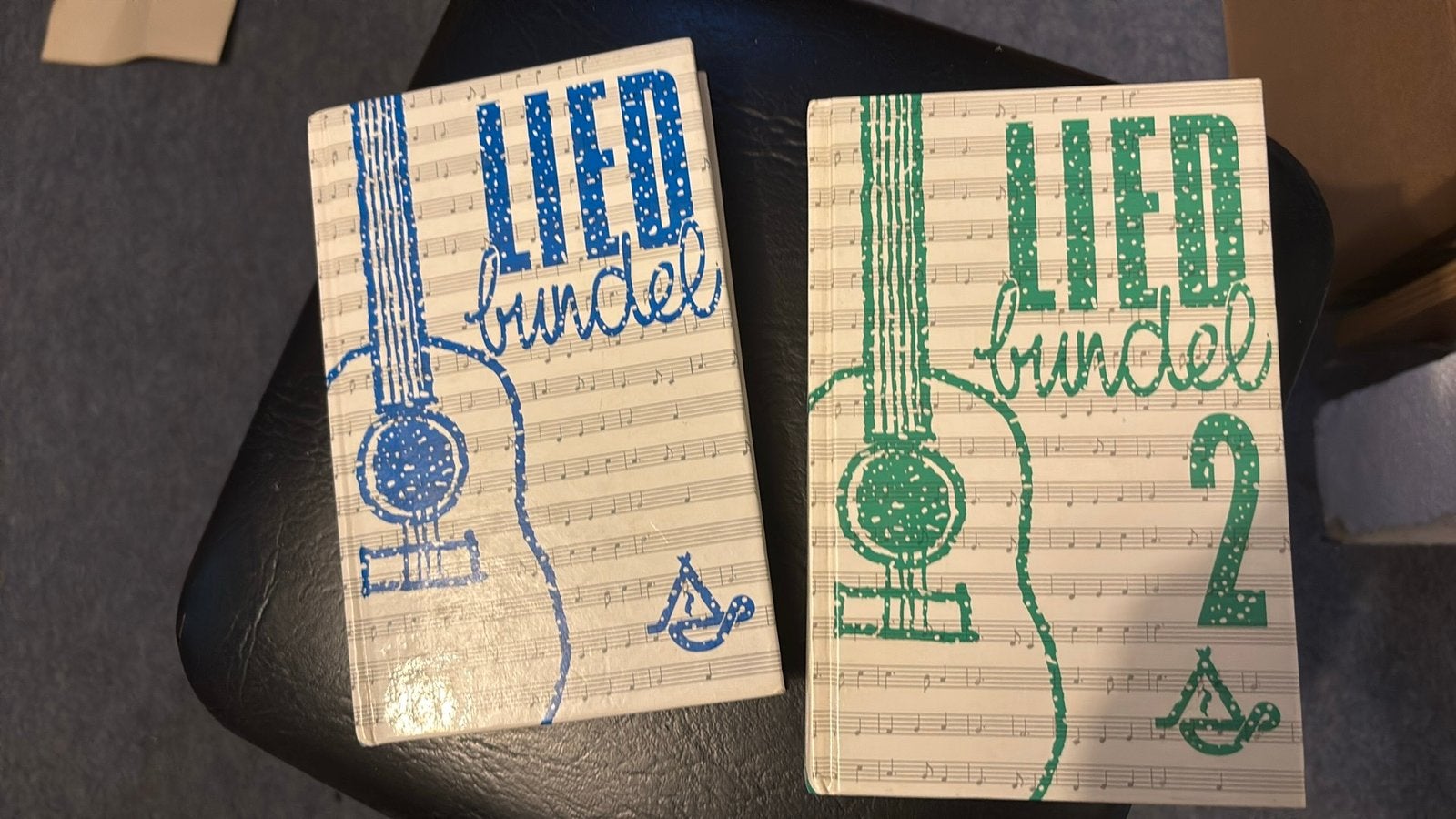 LIEDBUNDELS 2 delen chr lied GITAAR EN, Ophalen of Verzenden, Zo goed als nieuw, Thema, Gitaar