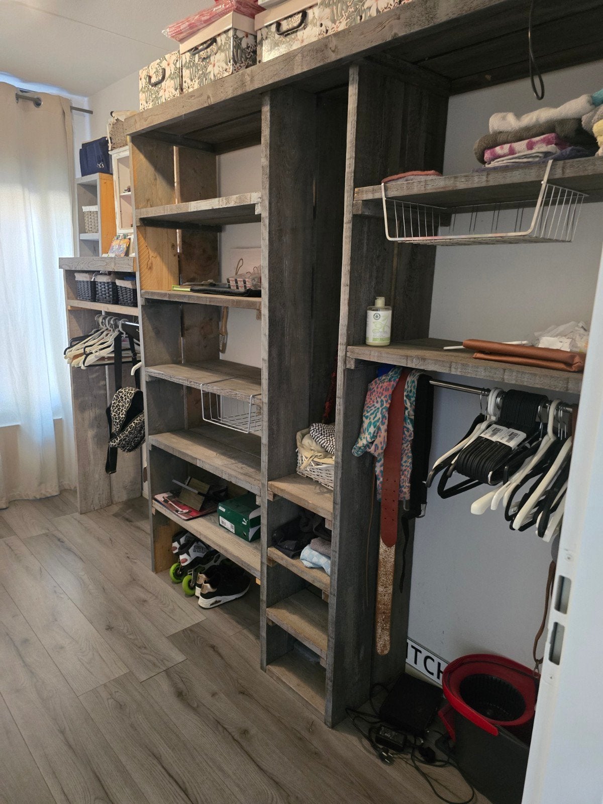 Steigerhouten inloopkast, Huis en Inrichting, Kasten | Kledingkasten, Ophalen, Gebruikt, 200 cm of meer, Met plank(en)