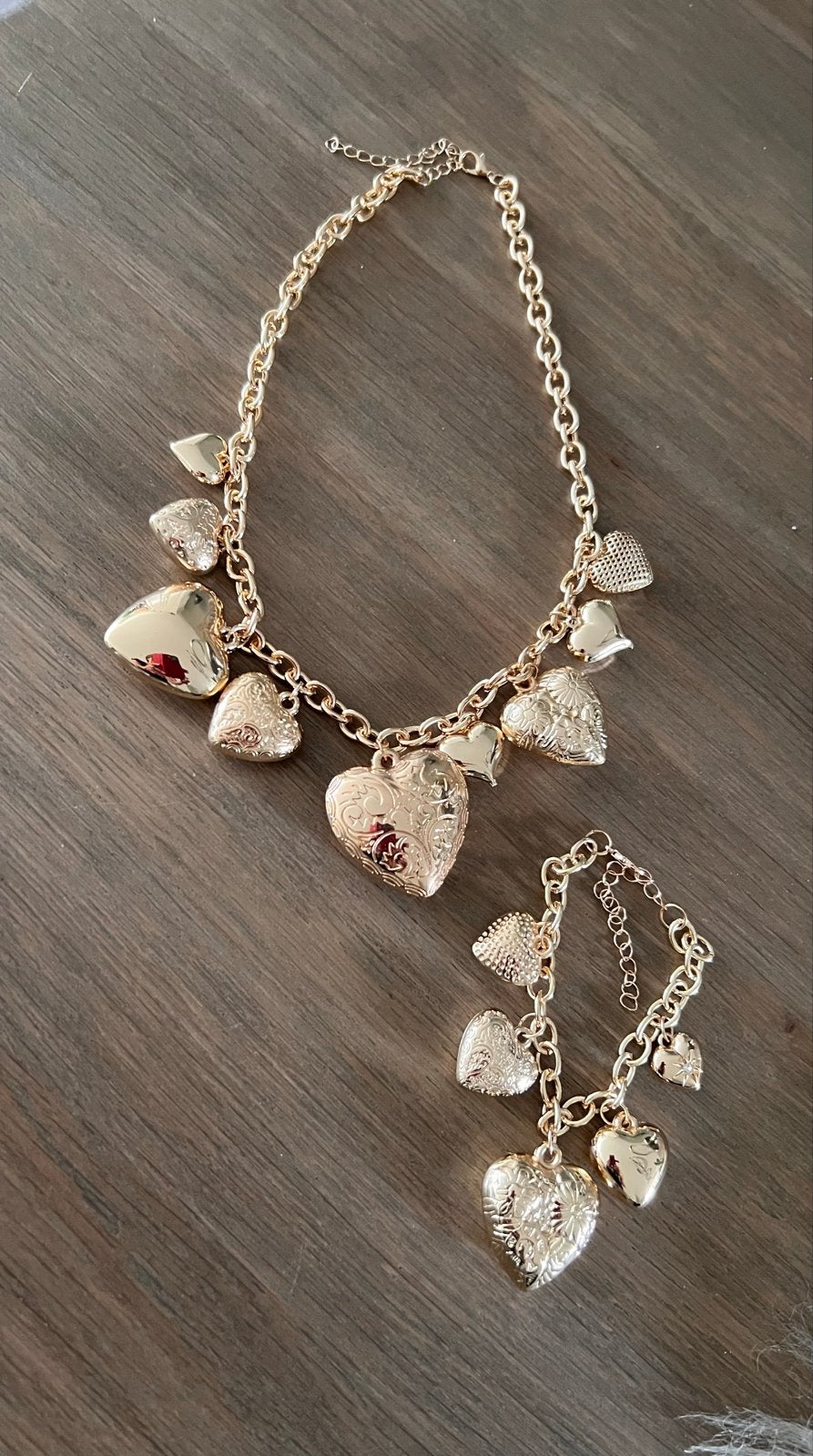 Goudkleurige ketting en armband set met hartjes, Sieraden, Tassen en Uiterlijk, Nieuw, Ophalen of Verzenden, Goud, Overige materialen