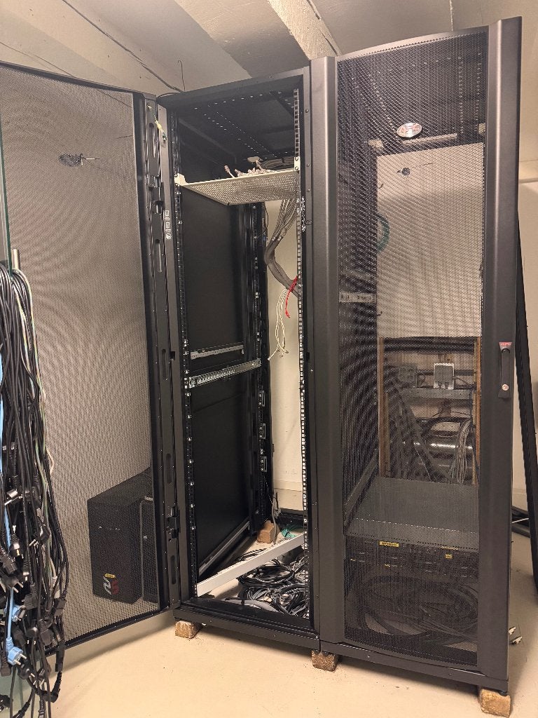 APC Serverkasten 42U, Ophalen, Gebruikt, Geperforeerd