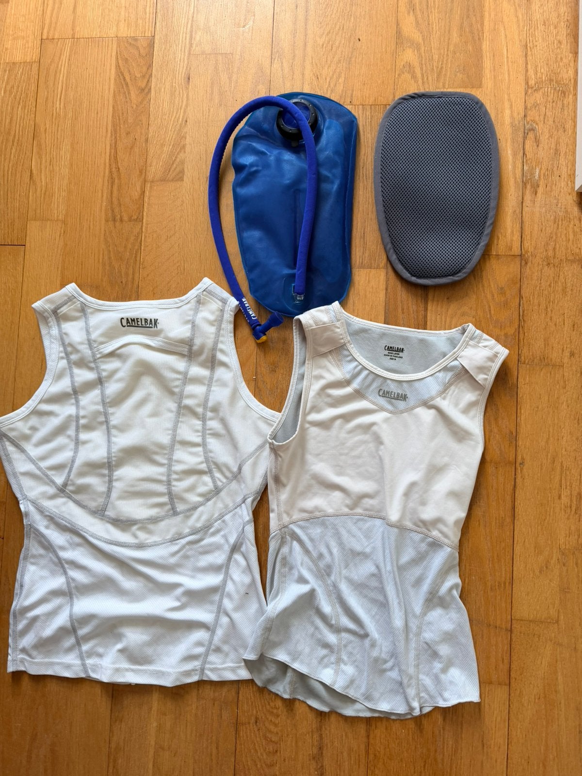 Twee hemdjes van Camelbak M&L en waterreservoir, Overige merken, Overige typen, Ophalen of Verzenden, Zo goed als nieuw