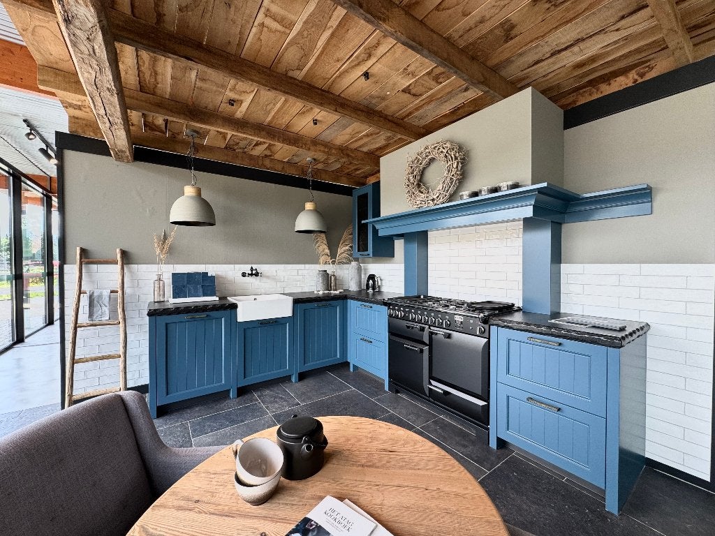 Landelijke showroomkeuken met FALCON gasfornuis, Ophalen, Blauw, Hoekkeuken, Graniet of Steen