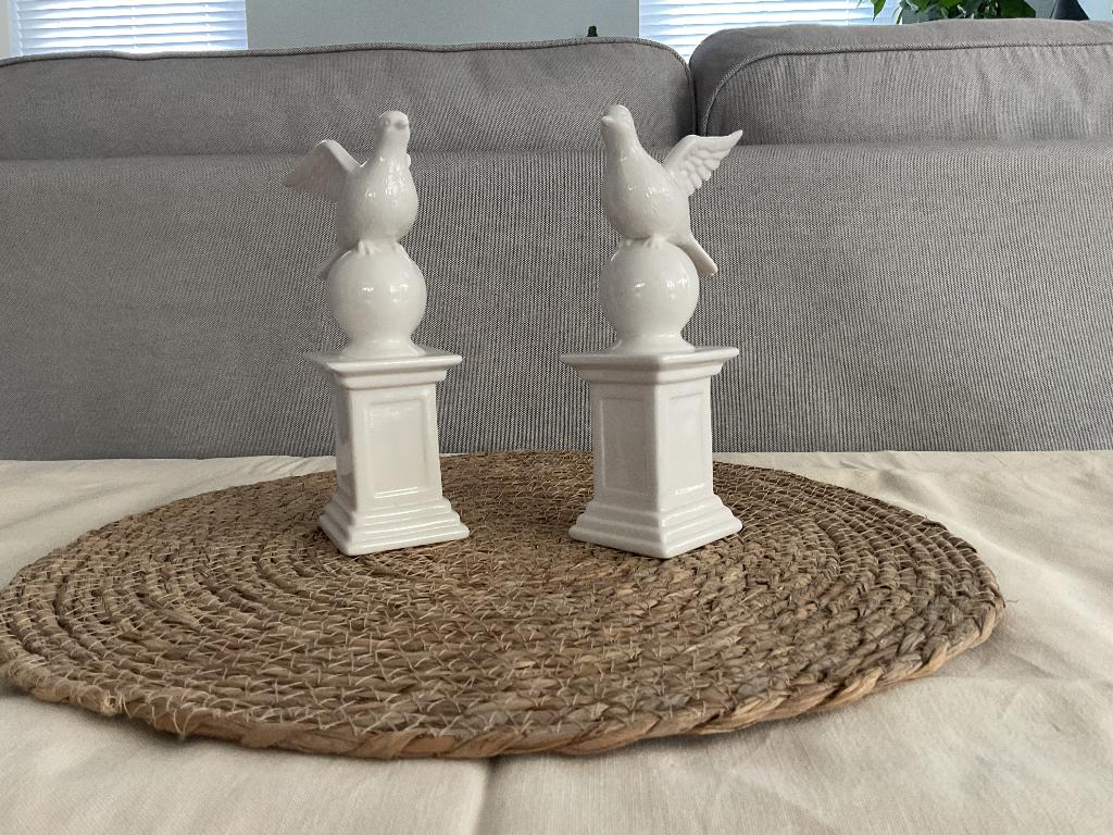 2 porseleinen vogeltjes op sokkel, Ophalen of Verzenden