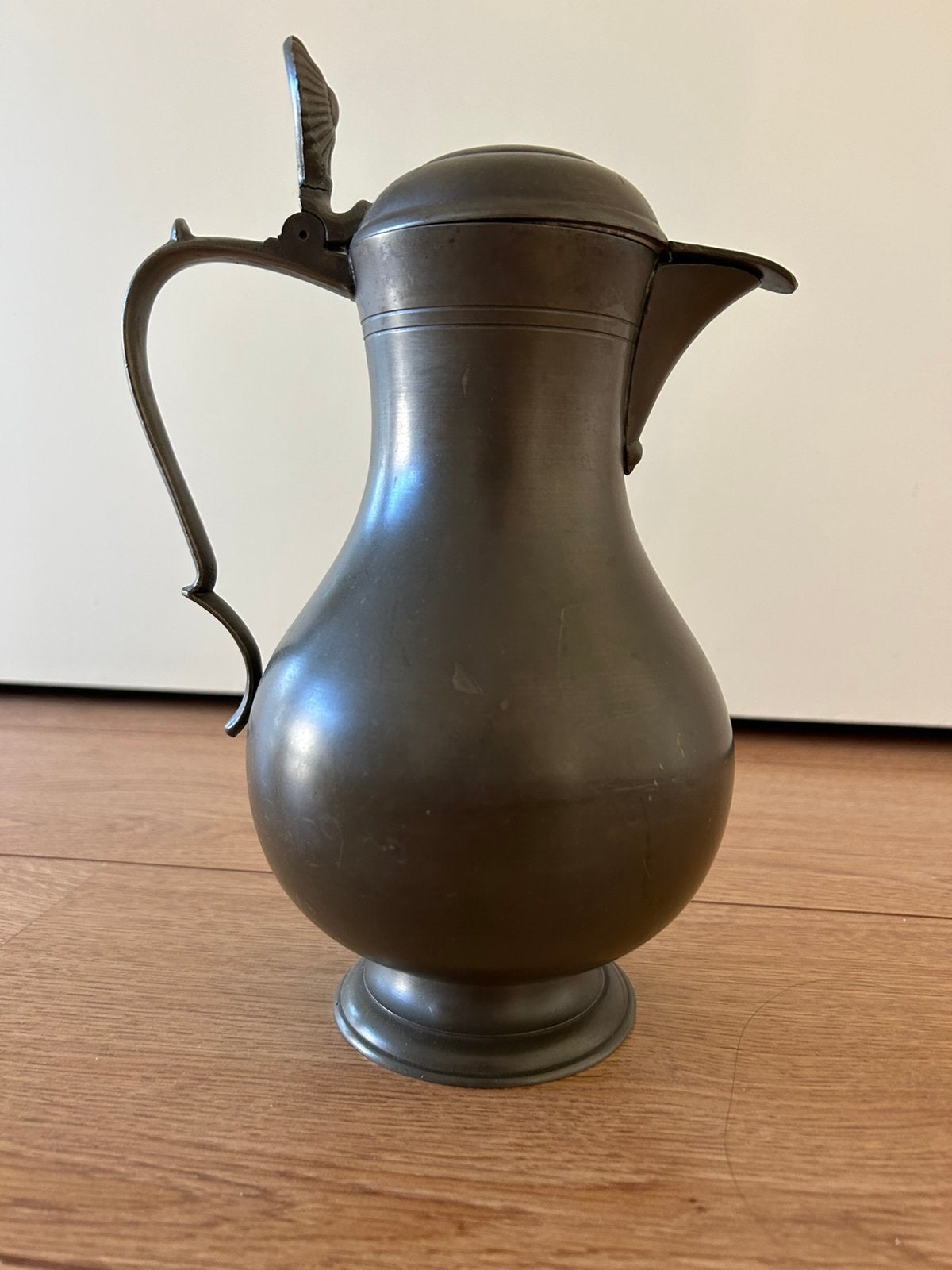 Tinnen schenkkan / dekselkan (Meeuws - Engeltjestin) • 26 cm, Ophalen of Verzenden