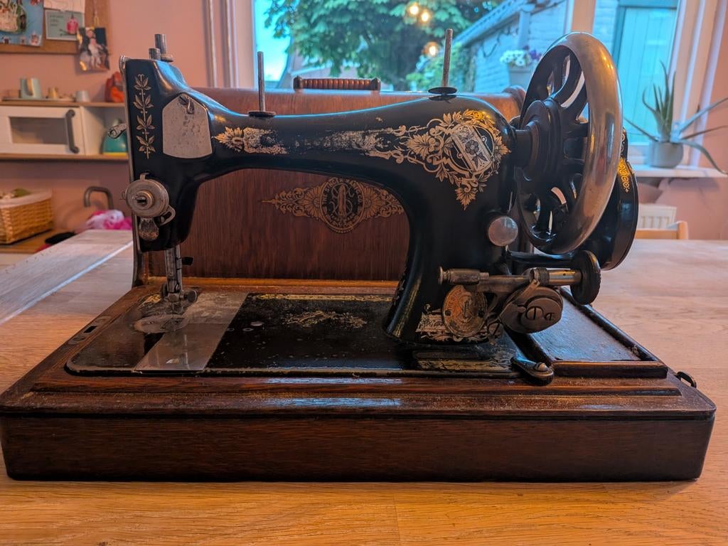 Antieke Singer naaimachine met houten kap, Ophalen