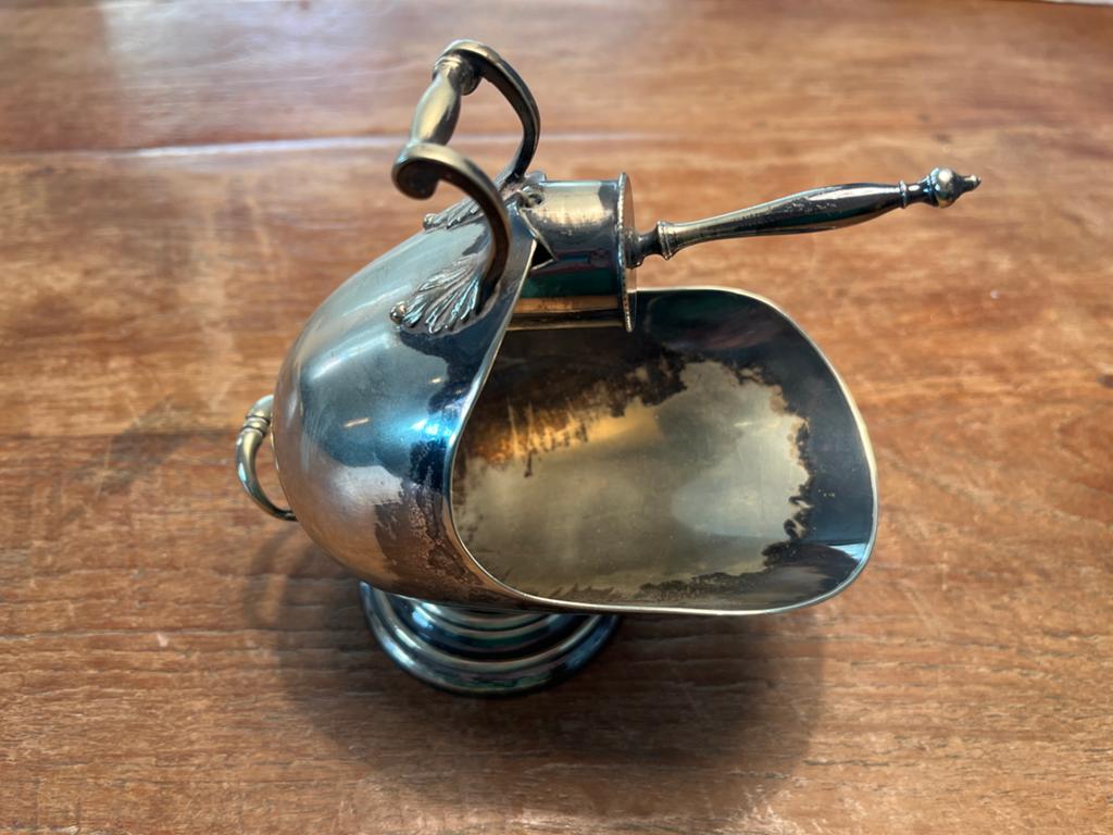 Antieke verzilverde suikerpot met schepje. Mappin & Webb, Ophalen of Verzenden, Zilver