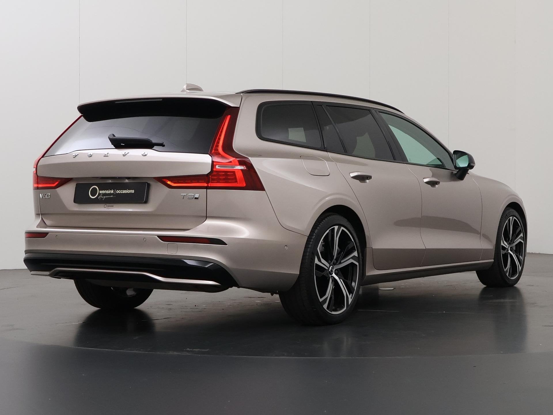 Volvo V60 2.0 T8 Plug-in hybrid AWD Plus Dark | 360 Camera |, Automaat, Dealer onderhouden, Gebruikt, Euro 6