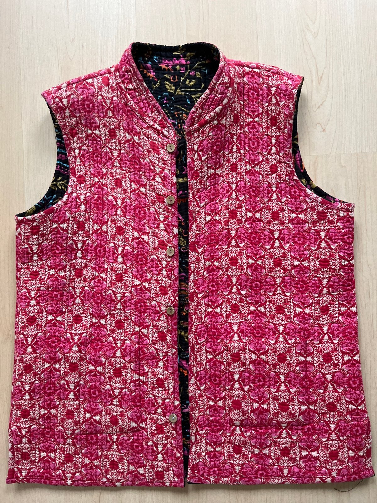 Gilet Roze Zwart met bloemen, twee kanten dragen, Ophalen of Verzenden, Zo goed als nieuw, Maat 38/40 (M), Meerkleurig