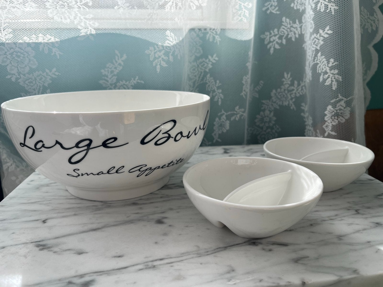 De "Large Bowl Small Appetite" schaal Rivièra Maison., Huis en Inrichting, Porselein of Keramiek, Schaal, Rond, Ophalen of Verzenden