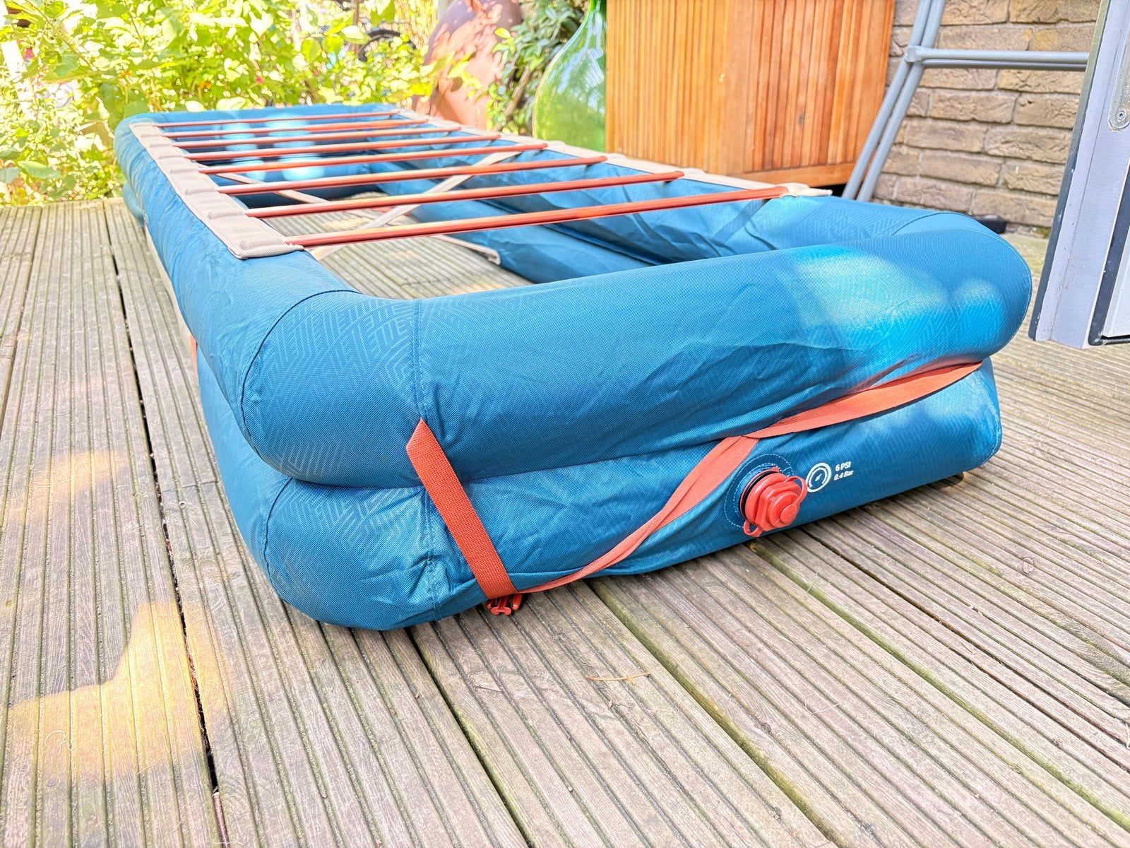 2 stuks Quechua Camp Bed Air - Opblaasbaar veldbed, Caravans en Kamperen, Luchtbedden, Ophalen of Verzenden, Gebruikt, 1-persoons
