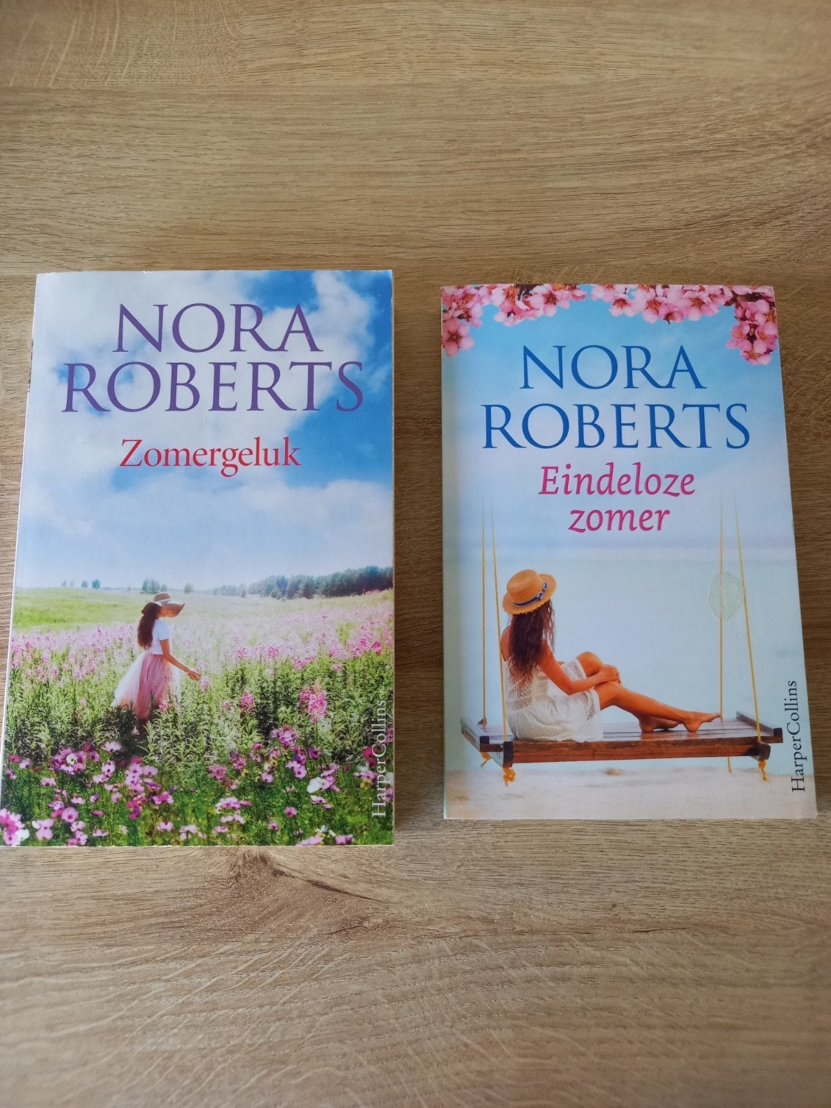 Nora Roberts - Zomergeluk & Eindeloze Zomer, Ophalen of Verzenden, Zo goed als nieuw, Nora Roberts, Nederland
