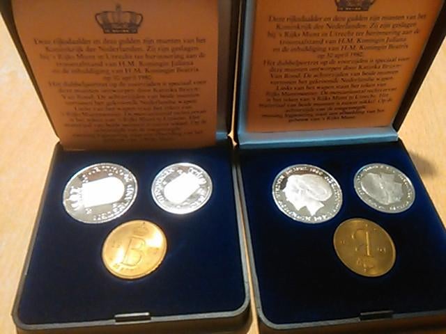 2 setjes munten penningen 1980 inhuldiging, Ophalen, Zo goed als nieuw, Nederland, Postzegel(s) of Munt(en)