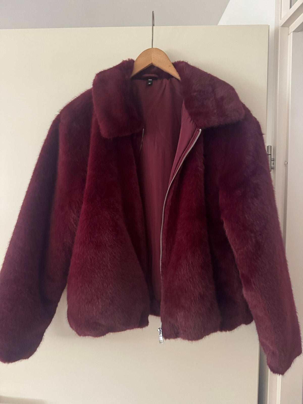 Bordeauxrode faux fur jas, Ophalen of Verzenden, Zo goed als nieuw, Maat 38/40 (M), Rood