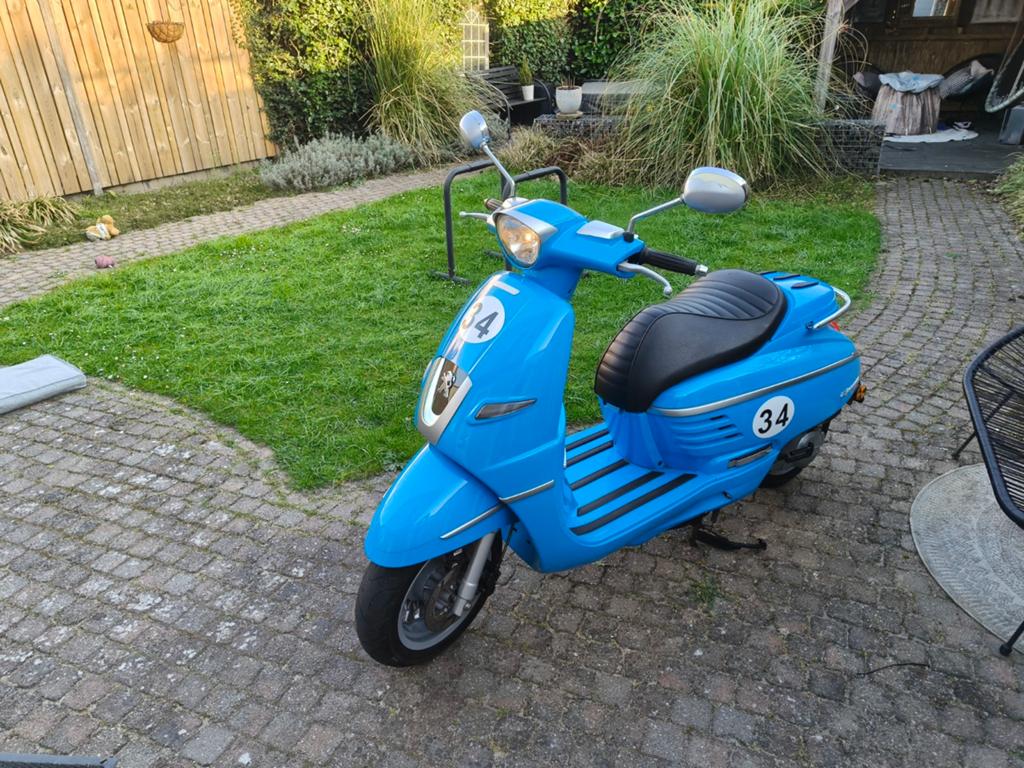 Nette Django 2017 snor met gave kleur, motor vastgelopen, Fietsen en Brommers, Ophalen, Gebruikt, Maximaal 25 km/u, Overige modellen