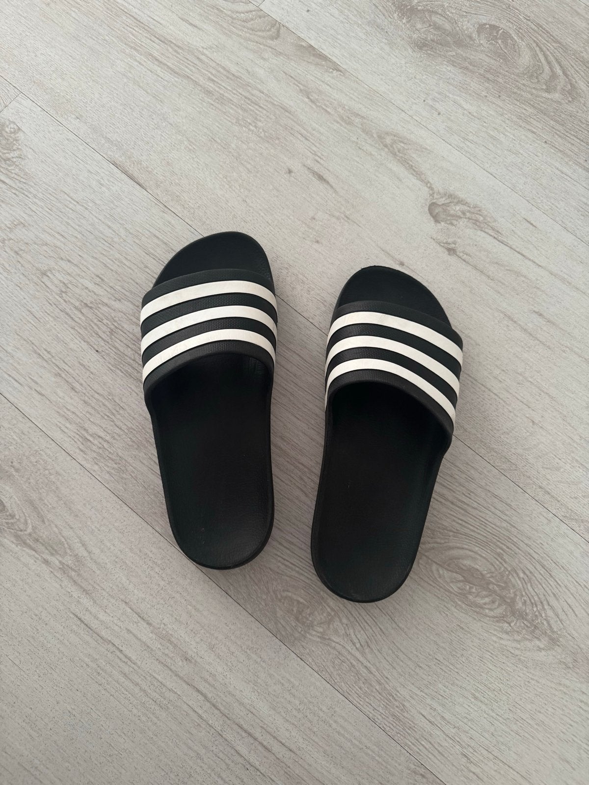 Adidas Adilette slippers - Zwart met witte strepen, Ophalen of Verzenden, Gedragen, Zwart, Slippers