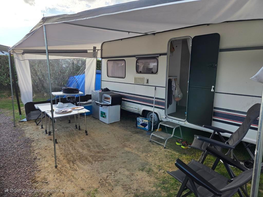 Nette caravan met luifel.  Burstner club, Caravans en Kamperen, Omvormbare zithoek, Treinzit, 750 - 1000 kg, Particulier