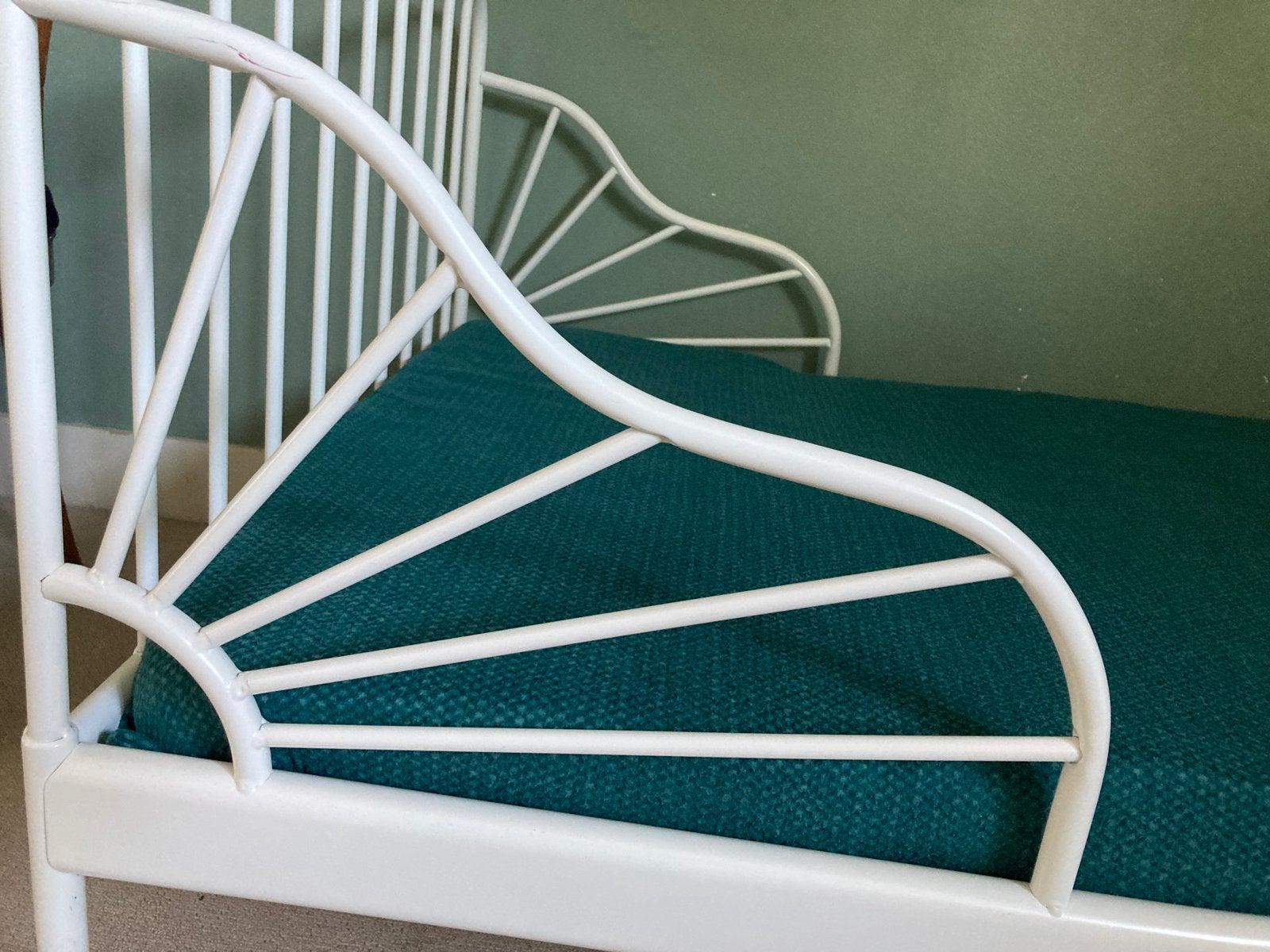 Wit metalen meegroei/ logeerbed met sierlijke details, Ophalen, Gebruikt, 70 tot 85 cm, Matras