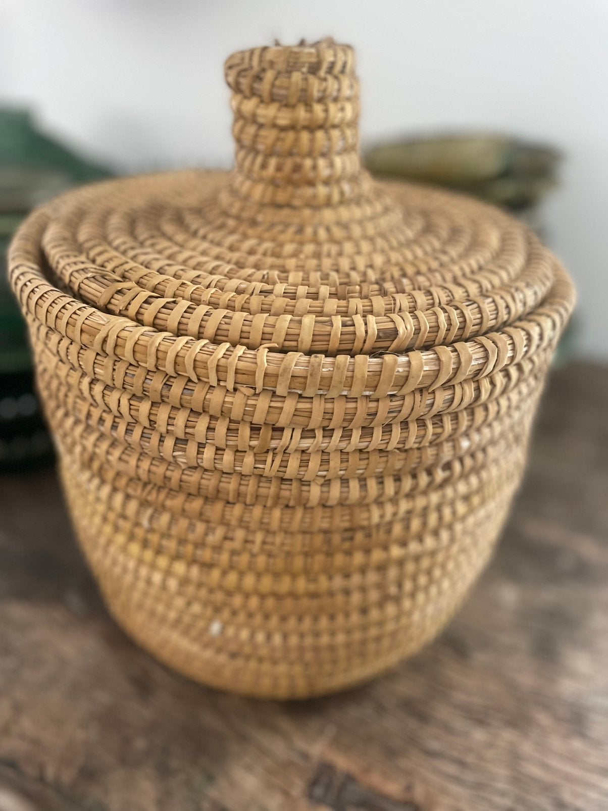 Handgemaakte rieten mand met deksel, Marrakech, Huis en Inrichting, Mand, Ophalen of Verzenden, Zo goed als nieuw, Riet