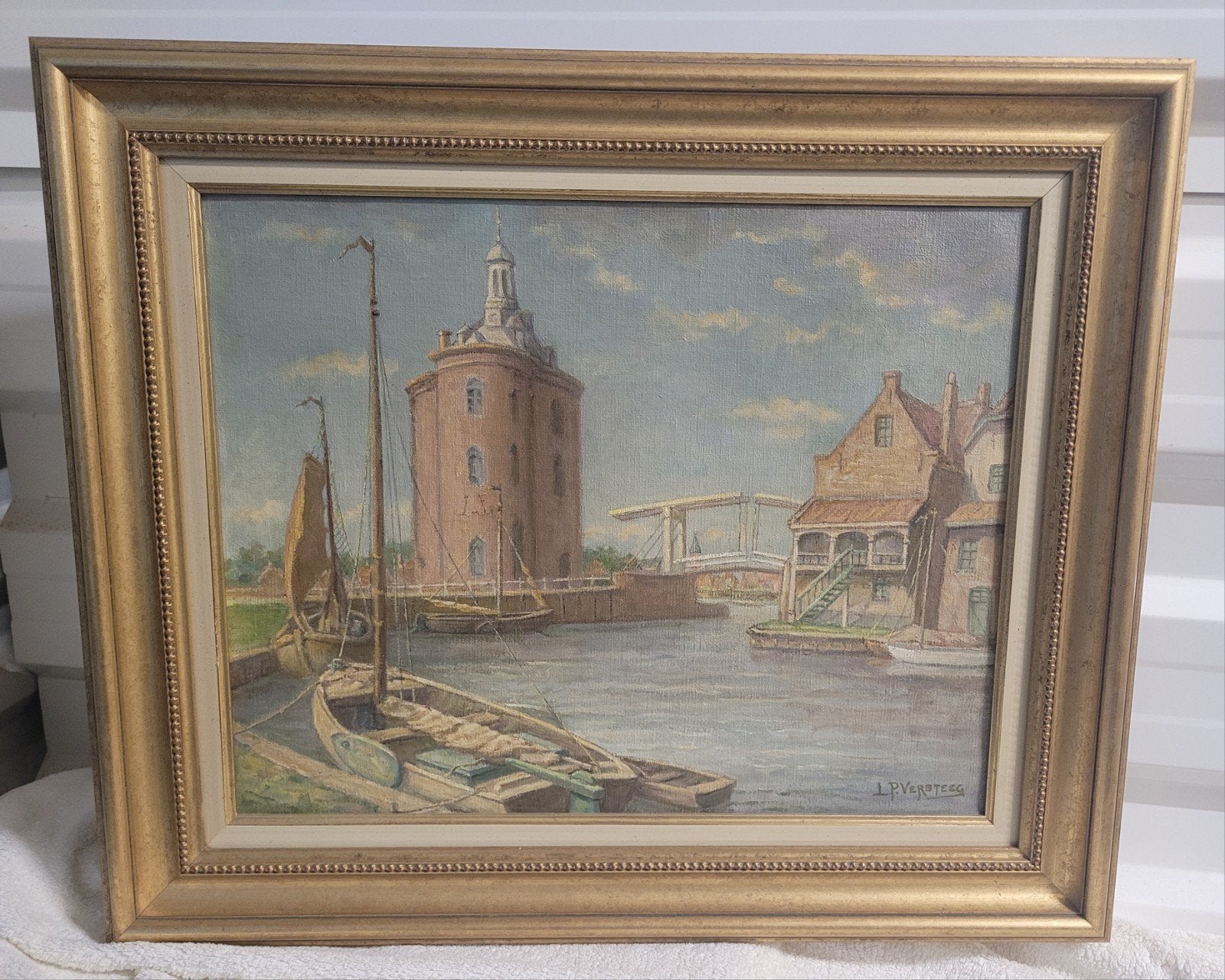 Doek 'Enkhuizen' 1953 gesign. r.o. L.P. Versteeg 1901-1993, Antiek en Kunst, Kunst | Schilderijen | Klassiek, Nederlandse school