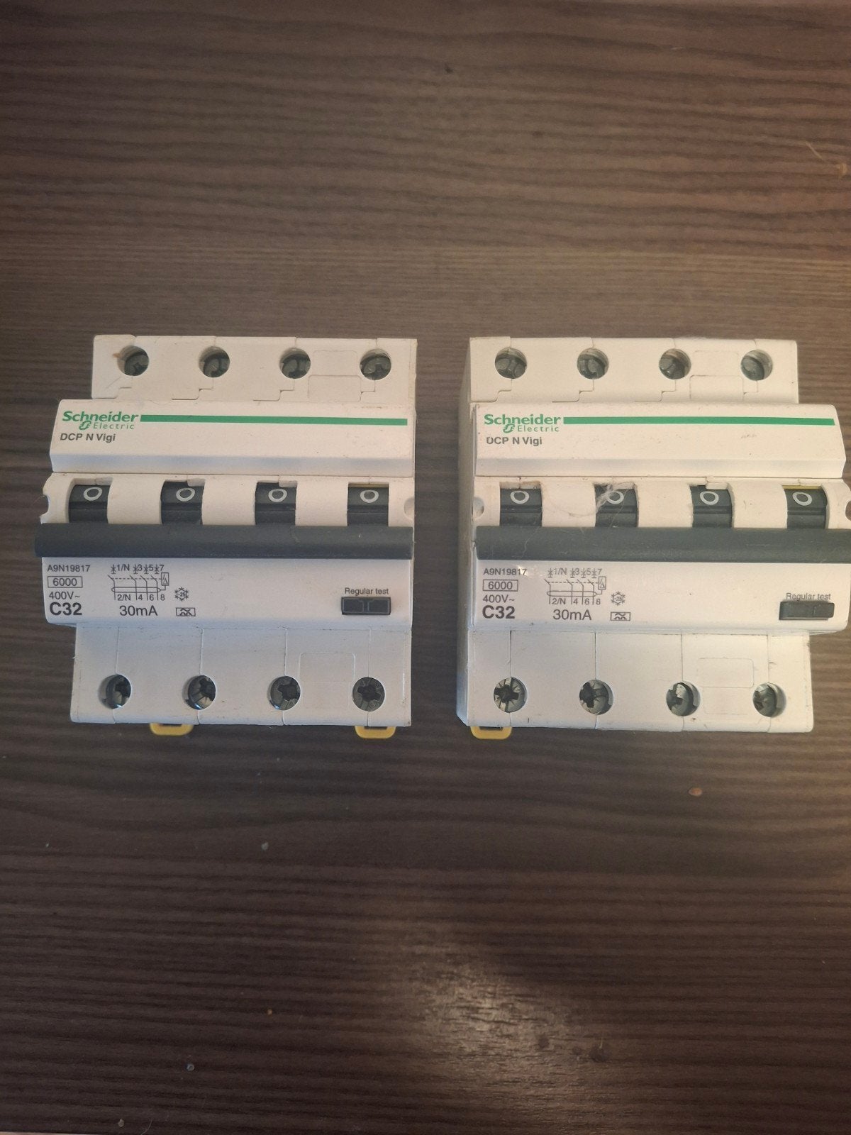 2x Schneider C32 Automaat - Installatieautomaat, Ophalen of Verzenden, Zo goed als nieuw, Schneider Electric, Installatieautomaat