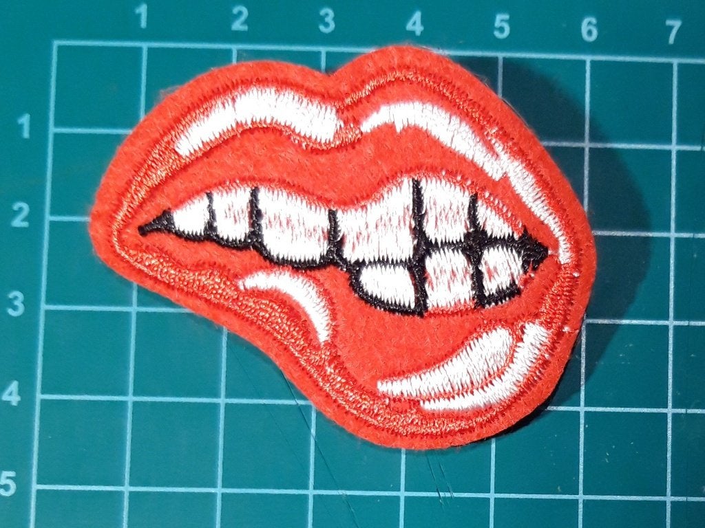 Patch mond met speld - Rode lippen en tanden