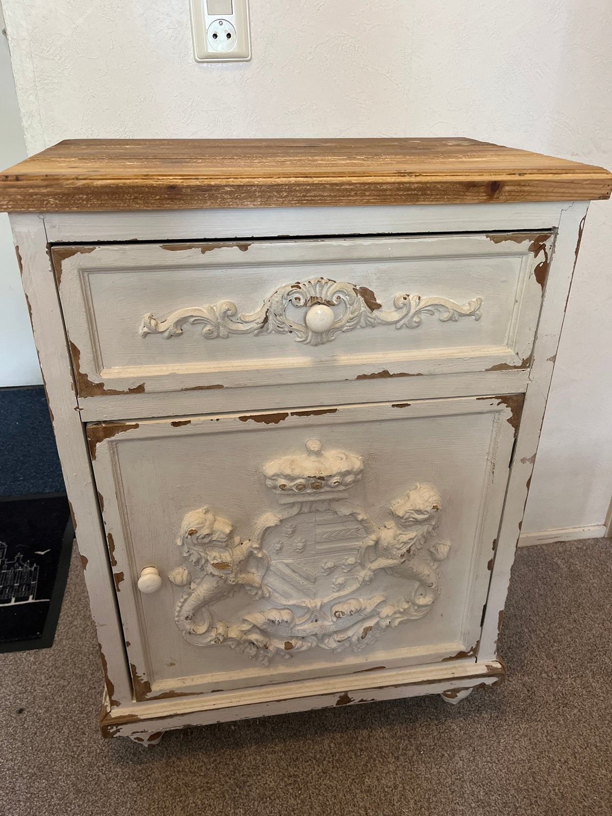 Brocante ladekast met houtsnijwerk, Ophalen