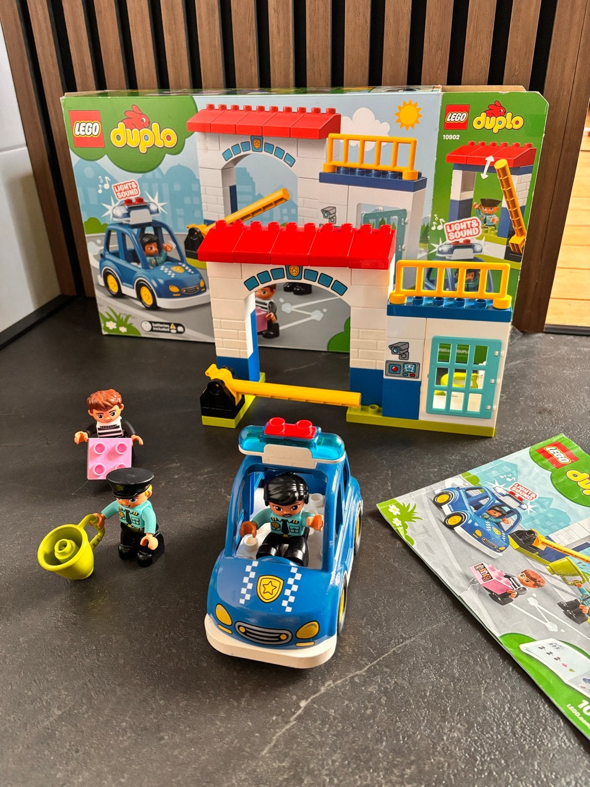 Lego Duplo Politiebureau en Politieauto 10902, Kinderen en Baby's, City, Ophalen of Verzenden, Zo goed als nieuw, Compleet