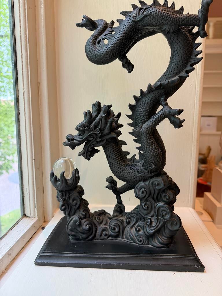 Zwarte draak sculptuur met kristallen bol - 40cm hoog, Overige onderwerpen, Kunststof, Ophalen of Verzenden, Handgemaakt