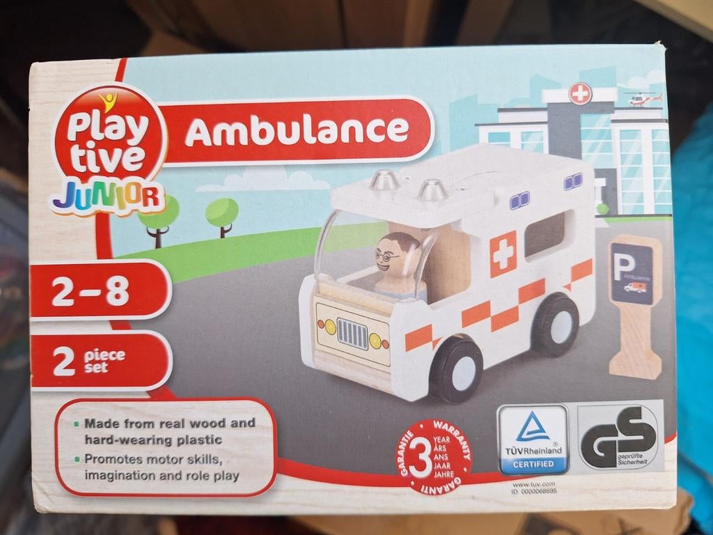 Splinter nieuwe houten ambulance met rubberen wielen en popp, Ophalen of Verzenden, Nieuw, Duw- of Trekspeelgoed