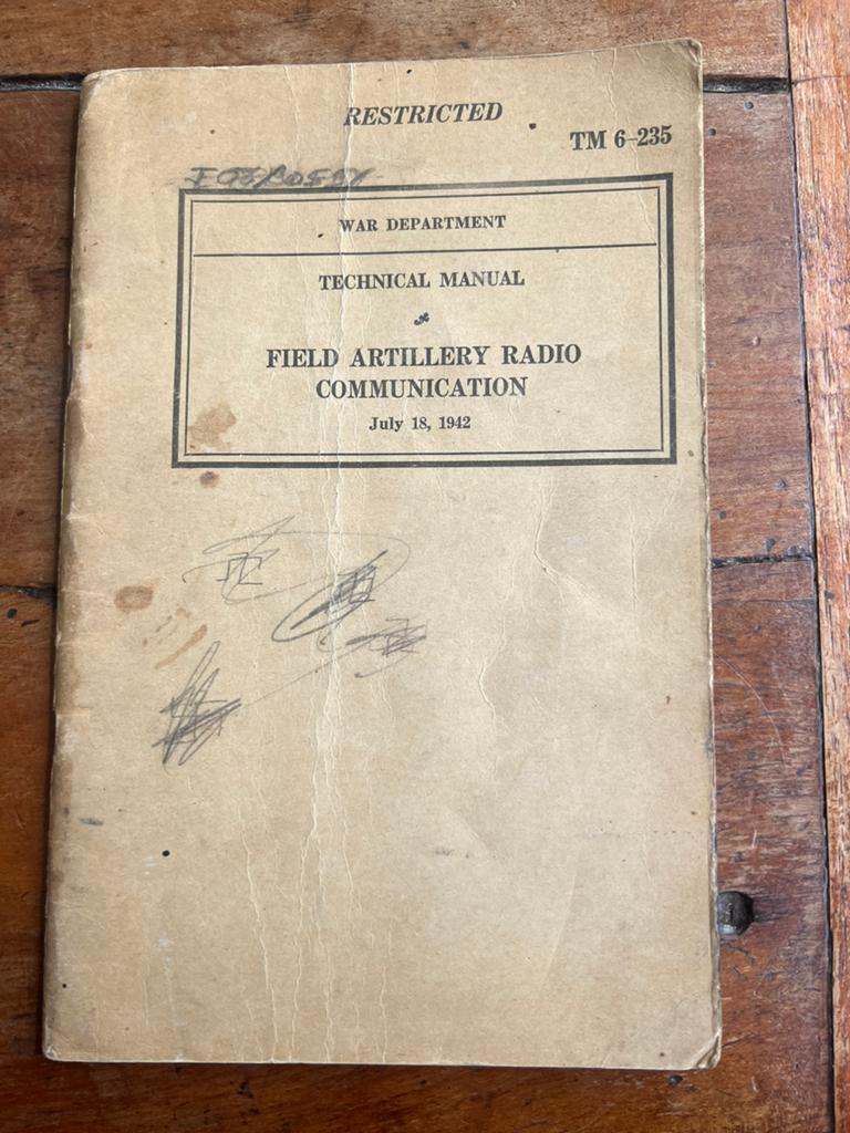 WOII Field Artillerie Radio equipment communicatie signal 42, Verzamelen, Amerika, Verzenden, Boek of Tijdschrift