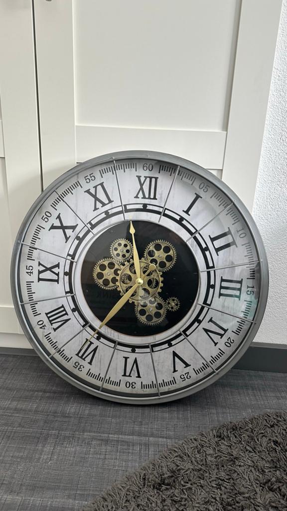 Grijze wandklok met draaiende tandwielen - 57cm, Huis en Inrichting, Woonaccessoires | Klokken, Ophalen, Nieuw, Analoog, Wandklok