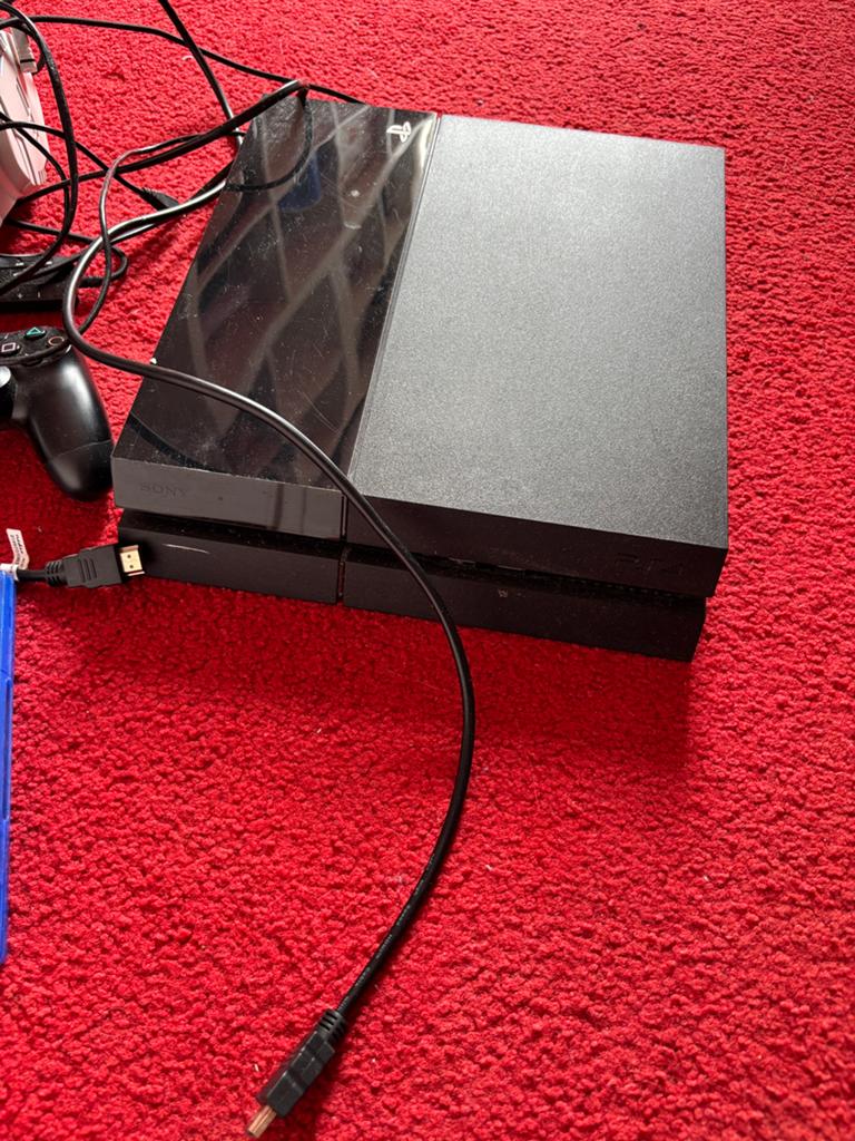 Playstation 4. Incl. Hoofdtelefoon en twee controllers., Spelcomputers en Games, Ophalen of Verzenden, Zo goed als nieuw, Met 2 controllers