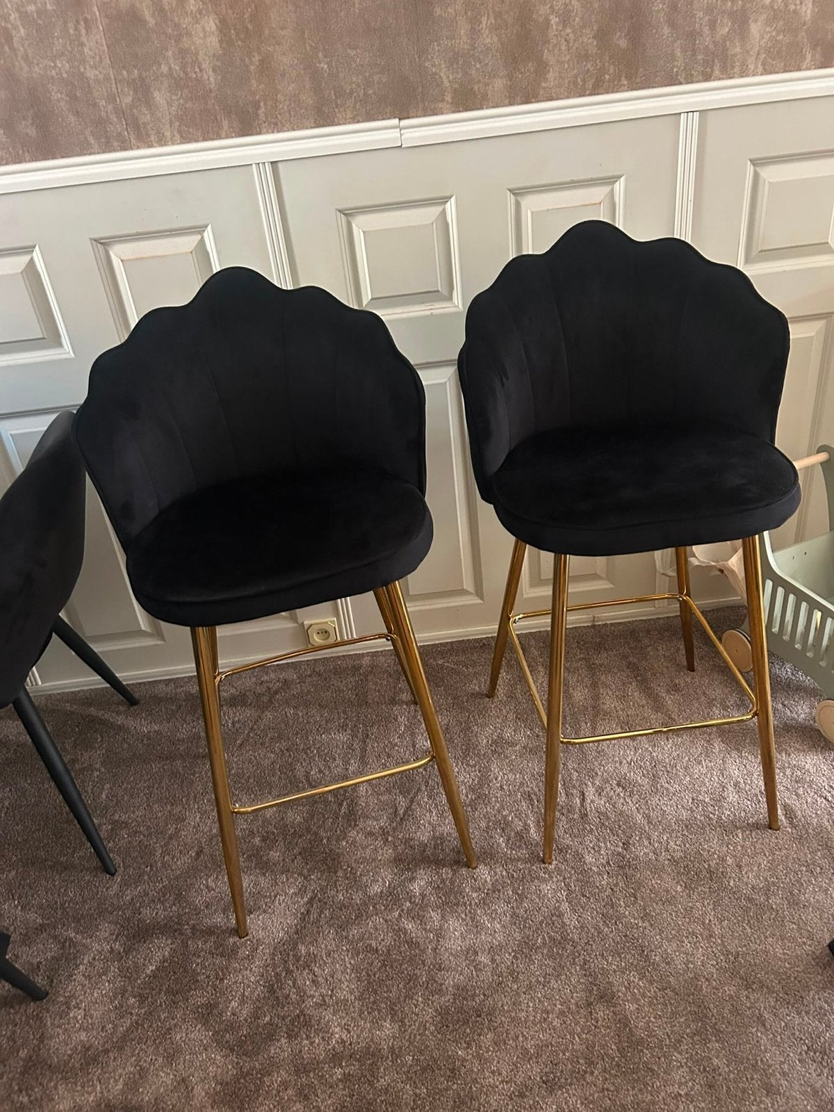 Set van 2 zwarte fluwelen barkrukken met gouden poten, Huis en Inrichting, Barkrukken, Ophalen, Met voetsteun, 60 tot 90 cm, Zo goed als nieuw