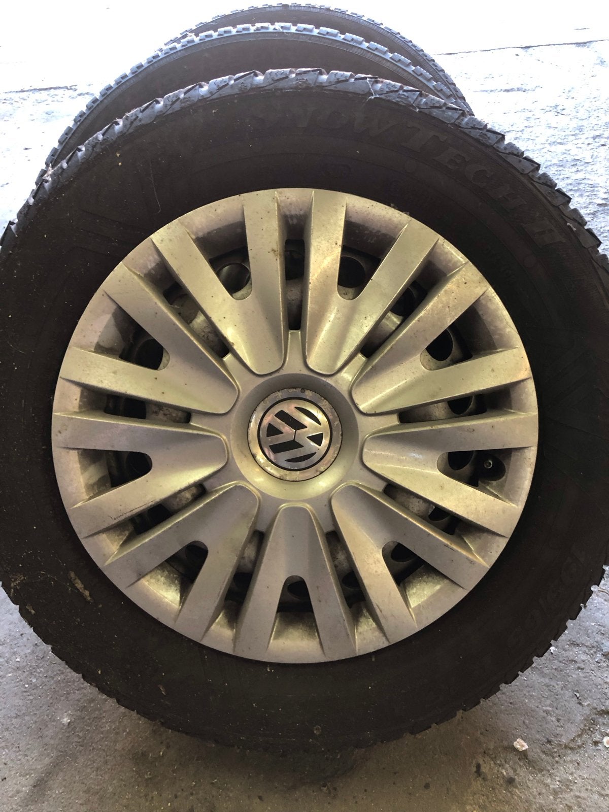 Winterbanden met velgen en wieldoppen VW Touran (2003-2010), Ophalen, Gebruikt, Winterbanden, Banden en Velgen