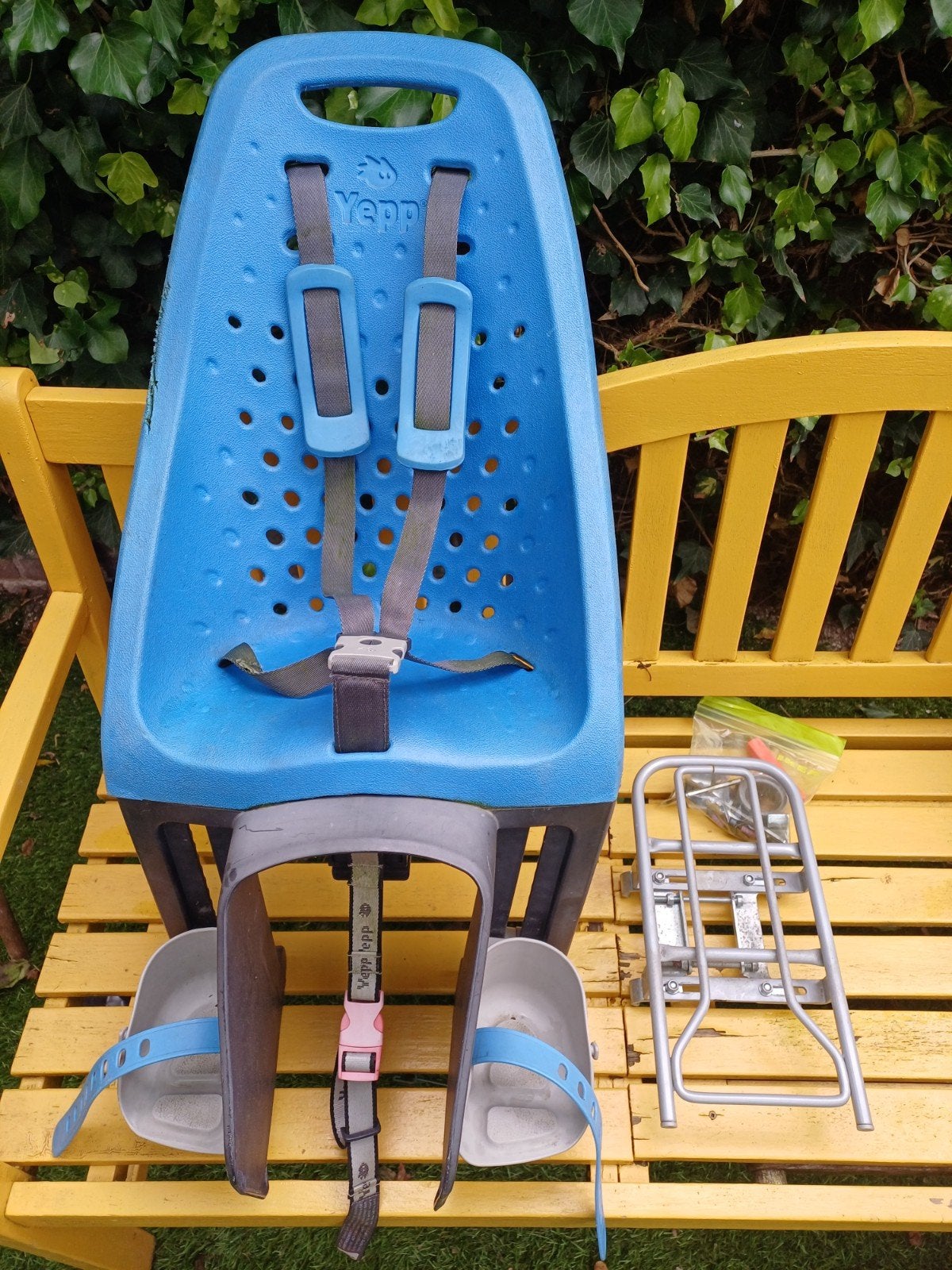 Yepp Achterzitje Blauw met Voetsteuntjes, Ophalen, Gebruikt, Voetsteuntjes