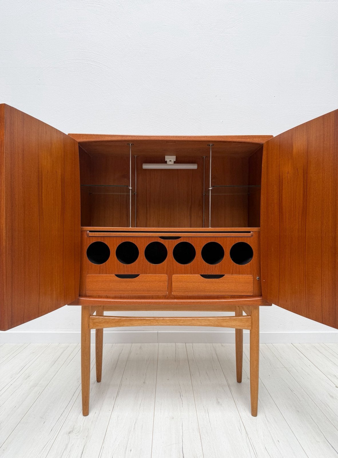 Torbjørn Afdal Bacchus Vintage Deens Teak Barkast Jaren 50, Teakhout, Zo goed als nieuw, 25 tot 50 cm, Met deur(en)