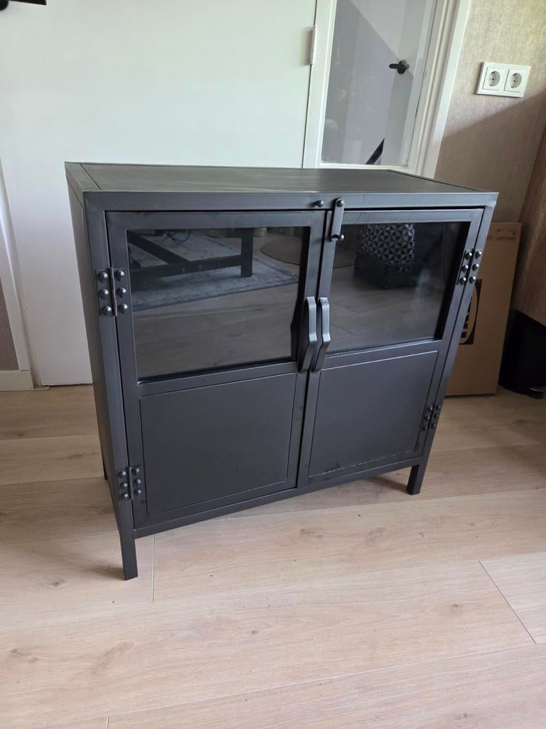 Zwart metalen kastje met glazen deuren, Huis en Inrichting, Kasten | Overige, Ophalen, Gebruikt