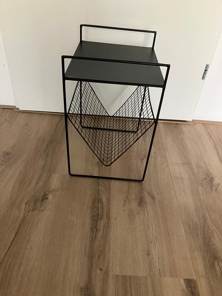 Metalen tafeltje met lektuurbak, Ophalen of Verzenden, Zo goed als nieuw