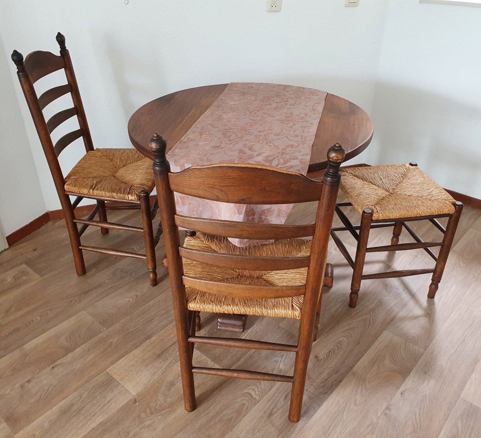 Eiken,ronde, houten eetkamertafel met 2 stoelen en krukje., Ophalen, Gebruikt, Minder dan 4 stoelen