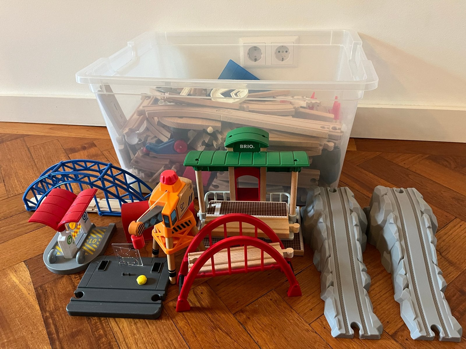 Grote Brio en Hape houten treinbaan set met accessoires, Ophalen of Verzenden, Gebruikt, Jongen of Meisje
