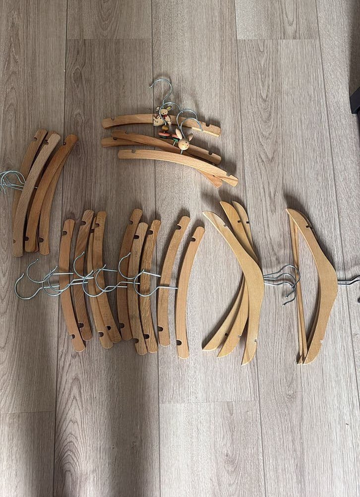 Verschillende houten babykledinghangers, Ophalen, Zo goed als nieuw, Jongetje of Meisje